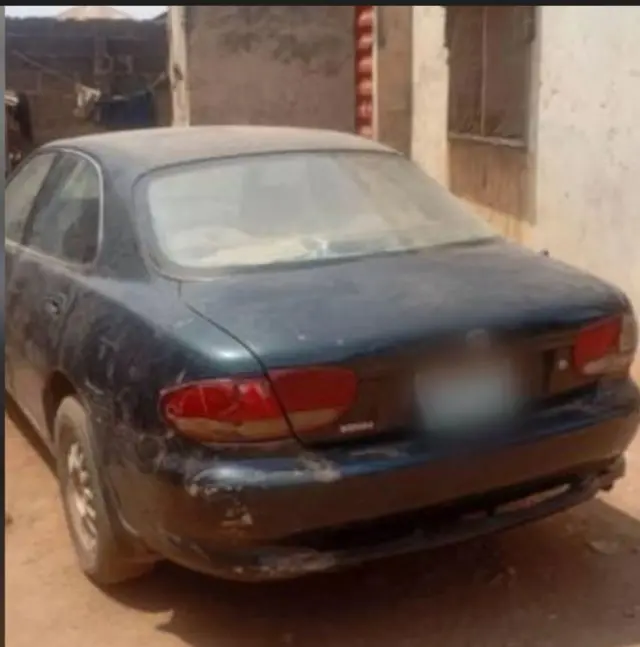 Ọkọ ti awọn ọmọ mẹta ku sinu rẹ