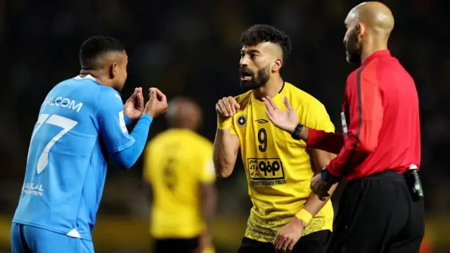 سپاهان با نتیجه سه بر یک در بازی رفت یک‌هشتم نهایی لیگ قهرمانان آسیا به الهلال عربستان باخت