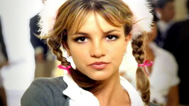 Britney Spears, aos 16 anos, vestidabet 20 reais grátiscolegial no vídeo Baby One More Time