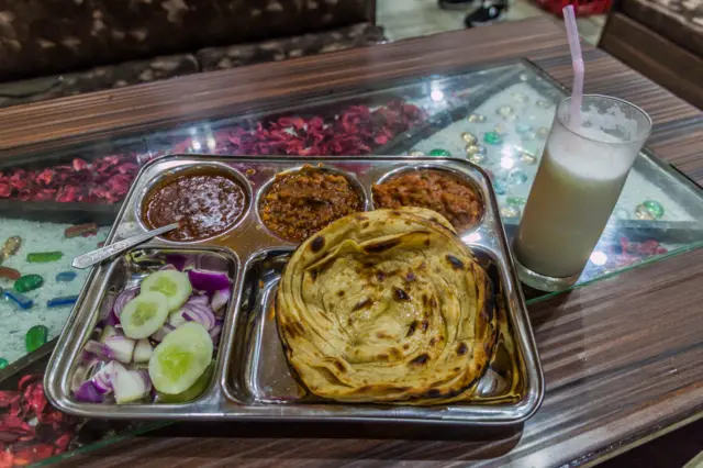 छोले, लस्सी 