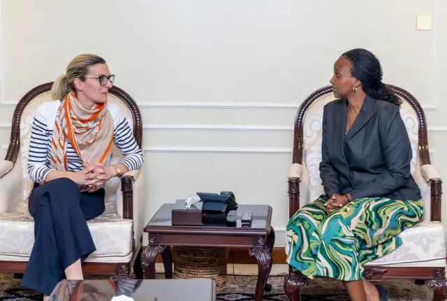Perezida Mamady Doumbouya yohereje umugore we Lauriane (ibumoso) kumuhagararira muri uyu muhango