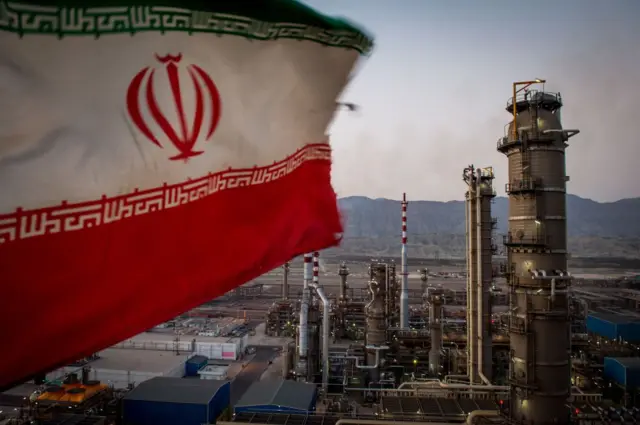 Ocak 2019'da, İran'ın Bender Abbas kentindeki Persian Gulf Star Co. gaz kondensatı rafinerisinde bulunan yeni 3. Aşama tesisinin üzerinde İran bayrağı dalgalanıyor.