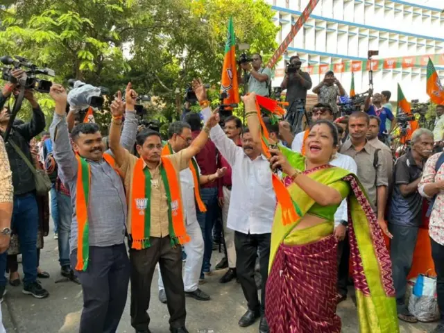 मुंबईत भारतीय जनता पार्टीच्या कार्यालयासमोर कार्यकर्त्यांचा जल्लोष