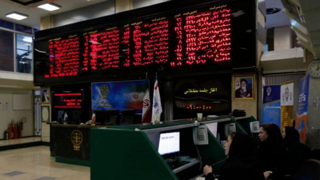کارگزاران بورس در تاریخ ۱۸ اردیبهشت ۱۳۹۷ بازار سهام را در بورس تهران رصد می‌کنند.
