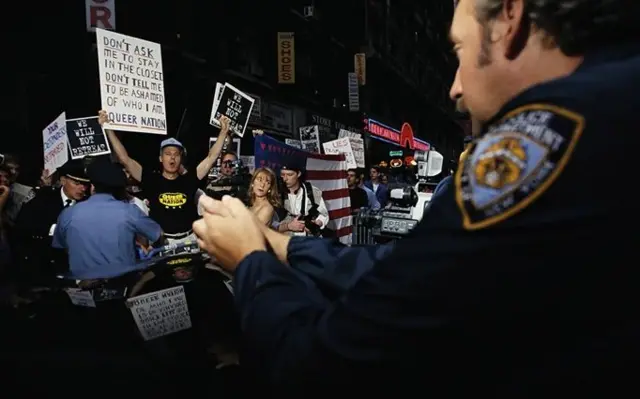 1990 کی دہائی میں ہم جنس پرست کارکن امریکی فوج کی پالیسی کے خلاف احتجاج کر رہے تھے