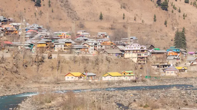 منازل قرية كيل، على الجانب الباكستاني من خط السيطرة