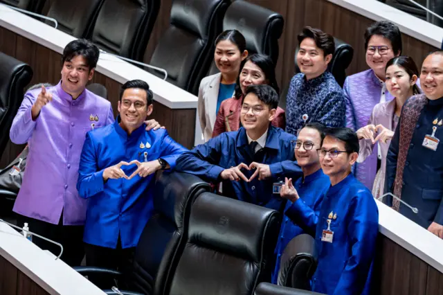 สส. พรรคภูมิใจไทย นำโดยนายไชยชนก ชิดชอบ สส.บุรีรัมย์ และเลขาธิการพรรค ภท. ในระหว่างการประชุมสภา
