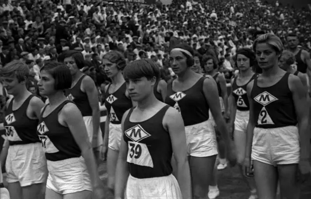  Mujeres deportivas en un estadio