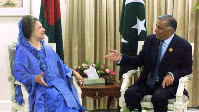 ২০০৫ সালের ১২ই নভেম্বর ঢাকায় ১৩তম দক্ষিণ এশীয় আঞ্চলিক সহযোগিতা সংস্থা (সার্ক) শীর্ষ সম্মেলনের ফাঁকে বাংলাদেশের প্রধানমন্ত্রী খালেদা জিয়ার সাথে দ্বিপাক্ষিক বৈঠকে কথা বলছেন পাকিস্তানের প্রধানমন্ত্রী শওকত আজিজ।