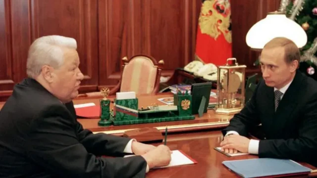 بوریس یلتسین (چپ) در ۳۱ دسامبر ۱۹۹۹ اعلام کرد که بلافاصله استعفا میدهد و اختیارات ریاستجمهوری را به ولادیمیر پوتین واگذار میکند