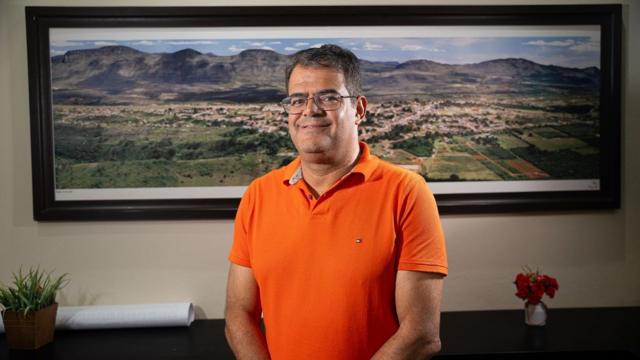 Prefeito Marcos Paulo Santos Azevedo em frente a quadro com paisagem da cidade