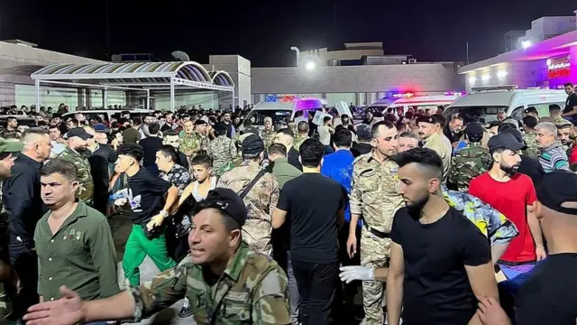 سربازان و خدمه اورژانس در برابر بیمارستان حمدانیه