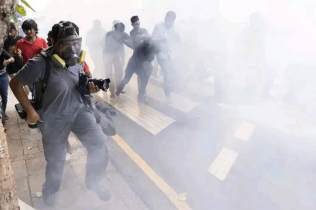 පුලිට්සර් ත්‍යාගය වෙනුවෙන් ඇසෝසියේටඩ් ප්‍රෙස් ආයතනය ඉදිරිපත් කර තිබුණේ, එරංග ජයවර්ධන විසින් ඡායාරූපගත කරන ලද ශ්‍රී ලංකාවේ ආර්ථික අර්බුදය හේතුවෙන් පැන නැගුණු අර්බුදකාරී සිද්ධි සහිත ඡායාරූප කිහිපයකි.