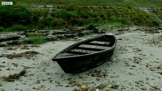 শুষ্ক মৌসুমে তিস্তা নদীতে পানির প্রবাহ অনেক কমে যায়