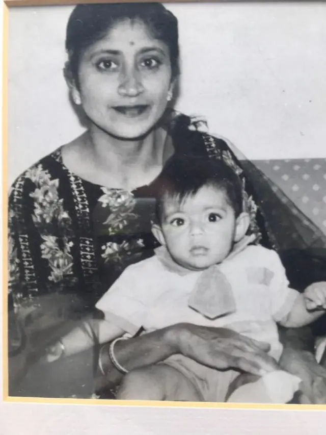 ਗੁਰਿੰਦਰ ਚੱਢਾ ਦੀ ਆਪਣੇ ਮਾਤਾ ਨਾਲ ਬਚਪਨ ਦੀ ਇੱਕ ਤਸਵੀਰ