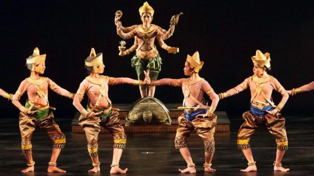 راقصات باليه كلاسيكي في كمبوديا