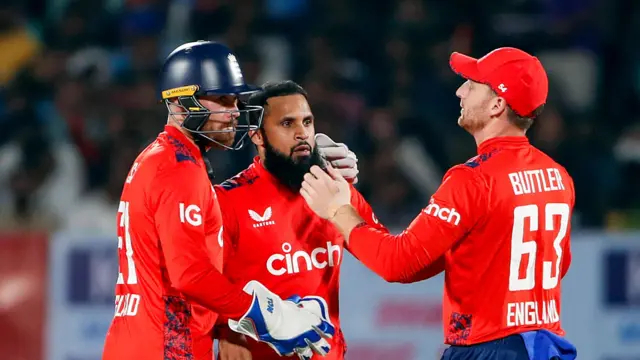 आदिल रशीद, विकेटकीपर जेमी स्मिथ और कप्तान जोस बटलर