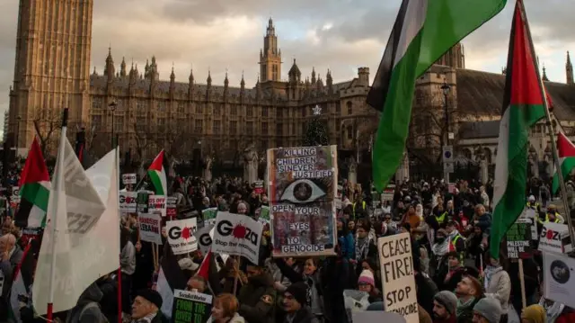 Para aktivis berkumpul di halaman Parlemen untuk memperingati Hari Aksi Nasional untuk Palestina pada 14 Desember 2024 di London, Inggris.