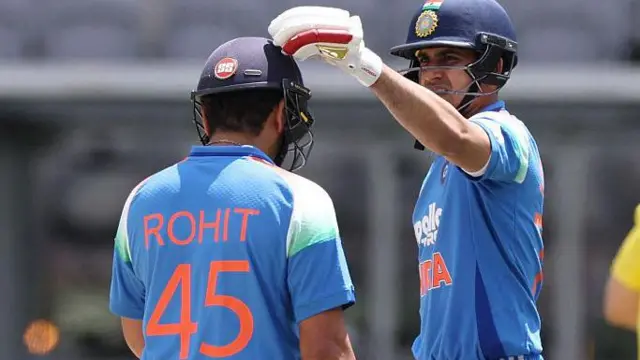 கில் 10 ரன்களும், ரோஹித் 8 ரன்களும் சேர்த்தனர்.