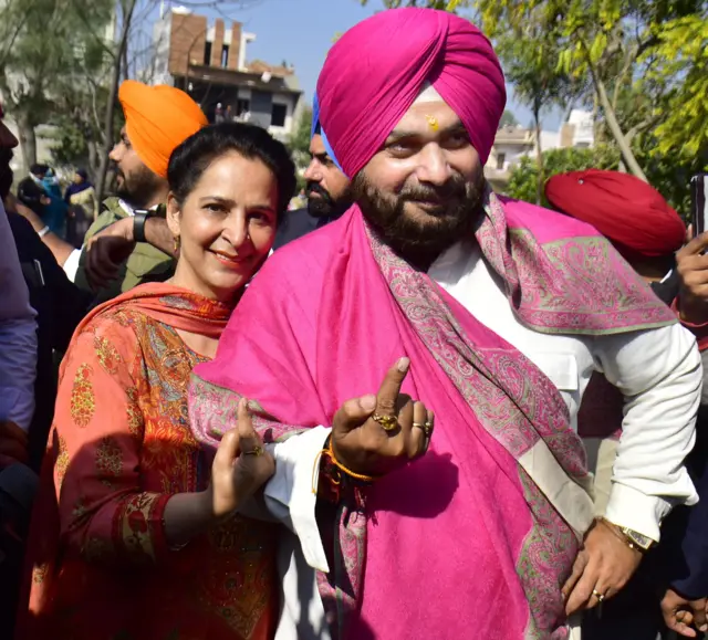 ਨਵਜੋਤ ਸਿੱਧੂ ਆਪਣੀ ਪਤਨੀ ਡਾ. ਨਵਜੋਤ ਕੌਰ ਸਿੱਧੂ ਨਾਲ 