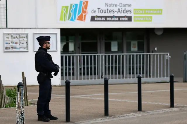 Policajac na ulazu škole u kojoj je došlo do napada
