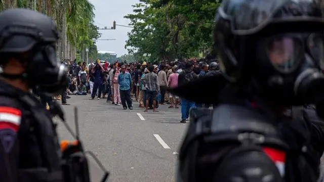 Polisi lengkap dengan peralatan anti huru hara menjaga aksi unjuk rasa warga Pulau Rempang di Kantor Badan Pengusahaan (BP) Batam, Batam, Kepulauan Riau, Senin (11/9/2023).