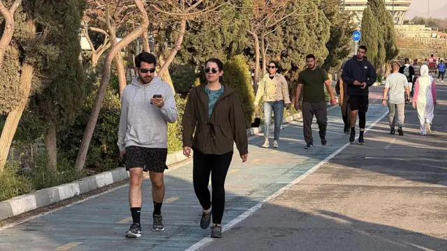 مردم در پارک پردیسان در تهران، در ۵ آوریل ۲۰۲۶ (۱۶ فروردین ۱۴۰۵) قدم میزنند. جنگی که در ۲۸ فوریه ۲۰۲۶ با حملات ایالات متحده و اسرائیل به ایران آغاز شد، خاورمیانه را درگیر کرده و اقتصاد جهانی را دچار تلاطم کرده است.