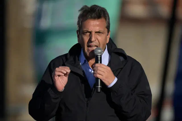 Sergio Massa habla en un acto de campaña.