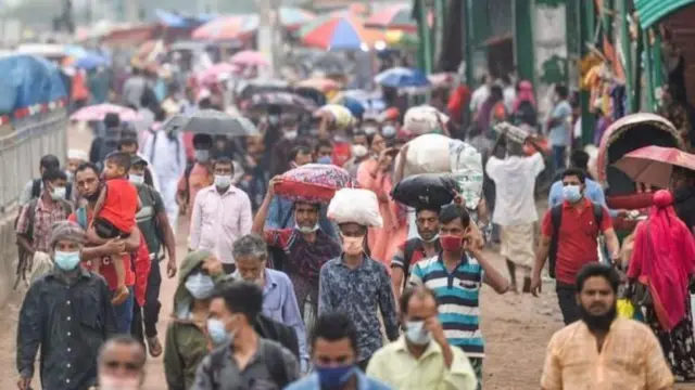 অনেক সময় গণপরিবহন বন্ধ থাকায় গন্তব্যে পৌঁছাতে মানুষ দীর্ঘ পথ পায়ে হেঁটে যান (ফাইল ছবি)