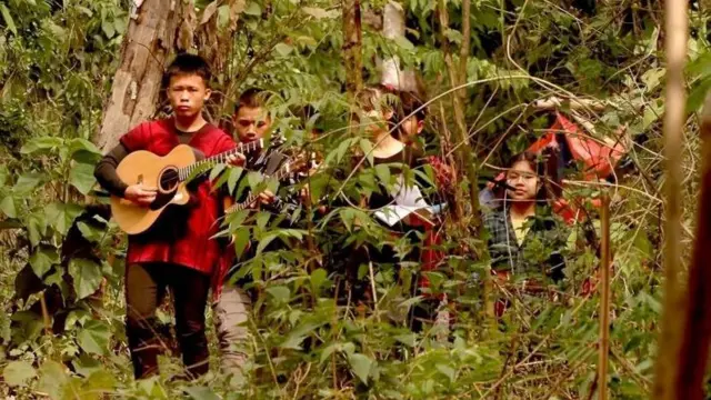 Anak-anak berada di tempat yang relatif aman, jauh dari garis depan