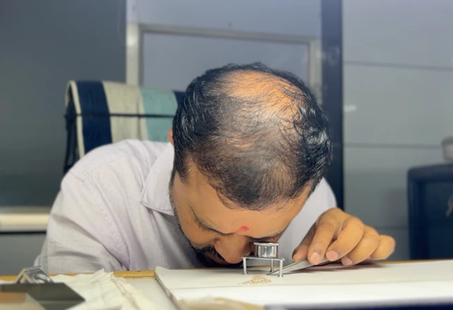 સુરતમાં હીરાની એક ફૅક્ટરીના માલિક શૈલેશભાઈ નસુરતના રત્નકલાકારની એક તસ્વીર ટ્રમ્પ મોદી ટેરિફ હીરા ઉદ્યોગ મંદી બીબીસી ગુજરાતી અમેરિકા ભારત જ્વેલરી જેમ્સ ઘરેણાં ઝવેરાત