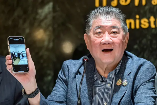 ภูมิธรรม เวชยชัย