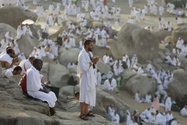 حاج يصلي على جبل عرفات في يوم عرفة