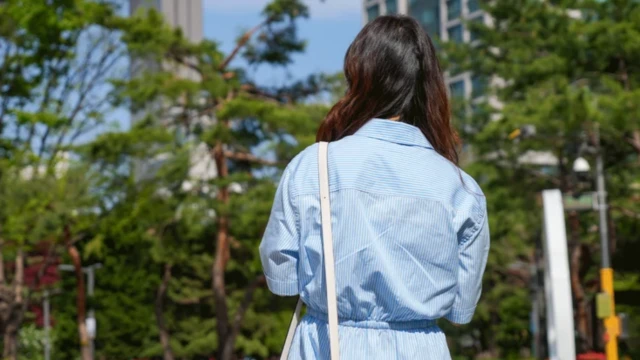 عکسی از کانگ گیوری از پشت سر با لباس آبی کم رنگ