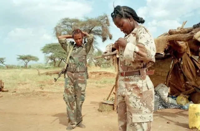 ወተሃደራዊ ዩኒፎርም ዝለበሳ ክልተ ኣባላት ሃገራዊ ኣገልግሎት