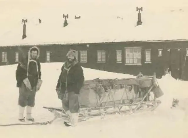 کنگ جارج جزیرے کے اڈے پر مہم جوؤں کو سخت علاقوں میں گھومنے کے لیے سلیجز اور کتوں پر انحصار کرنا پڑتا تھا