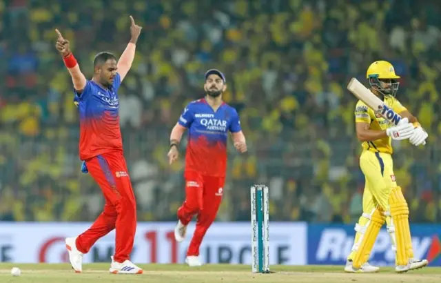 चेन्नई टीममधील खेळाडू ऋतूराज गायकवाडची विकेट घेतल्यानंतर यश दयाल. (18 मे 2024)