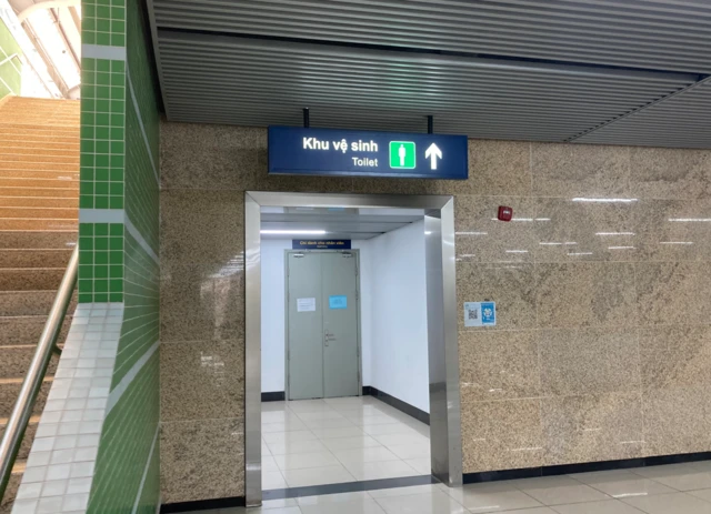 Nhà ga có khu vệ sinh