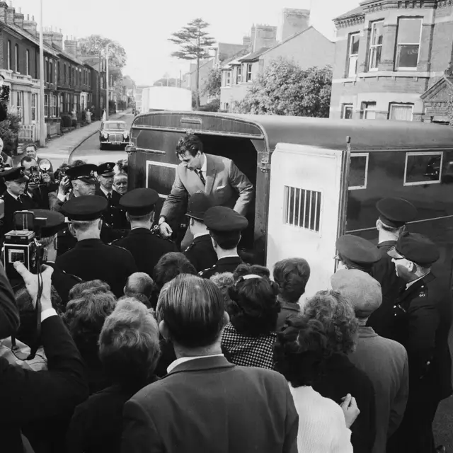 Tersangka tiba di Pengadilan Linslade di Bedfordshire untuk didakwa, September 1963.