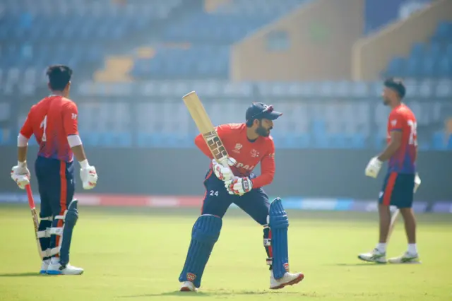 विश्वकपमा वेस्ट इन्डिजसँगको खेल अघि नेपाली क्रिकेट टोली अभ्यास खेल खेल्दै