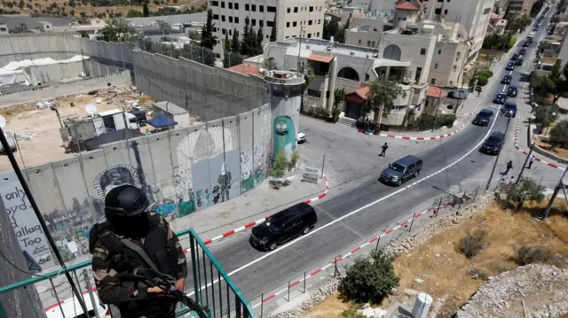 موكب الرئيس الأمريكي يمر في أحد شوارع الضفة الغربية قبيل لقاء الرئيس الفلسطيني محمود عباس
