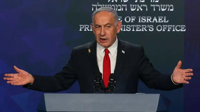 O primeiro-ministro israelense Benjamin Netanyahu falando durante uma entrevista coletiva em Jerusalém, em 21 de maio de 2025.