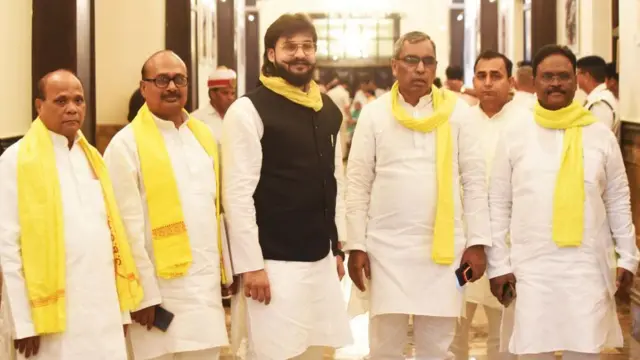 मुख़्तार अंसारी के बेटे अब्बास अंसारी के साथ ओम प्रकाश राजभर