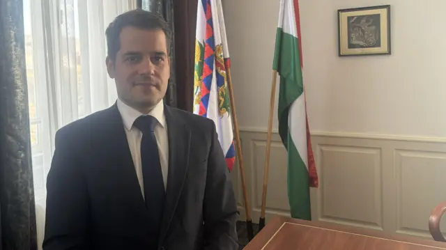 롤란드 코샤는 피데스당이 자신의 도시에서 막대한 예산과 시간을 낭비했다고 말했다