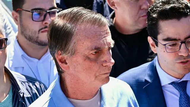 O ex-presidente brasileiro Jair Bolsonaro deixa a clínica DF Star, em Brasília, em 4 de maio de 2025, três semanas após passar por uma operação de 12 horas para tratar uma obstrução intestinal