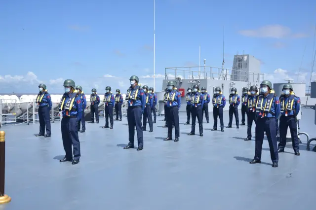 တချို့ စစ်သင်္ဘောတွေမှာ ရဟတ်ယာဉ်၊ တင့်ကားလိုမျိုး စစ်သုံးယာဉ်တွေပါ တင်လို့ရပါတယ်။ (ပုံဟောင်း)