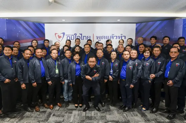 อดีต ส.ส. ของสภาชุดที่ 25 จำนวน 34 คน ที่ทยอยลาออกจากตำแหน่งและพรรคต้นสังกัดเก่า ถ่ายภาพร่วมกับผู้บริหาร ภท. หลังสมัครเป็นสมาชิกพรรค