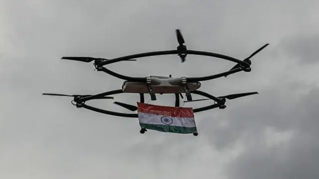 இந்திய ஆயுதப் படைகள் இஸ்ரேலில் தயாரிக்கப்பட்ட பல ராணுவ அமைப்புகளைப் பயன்படுத்துகின்றன. சர்வதேச மூலோபாய ஆய்வுகள் நிறுவனத்தின் தரவுகளின்படி, தரைப்படை, கடற்படை மற்றும் விமானப்படை ஆகியவை ஹெரான் மற்றும் செர்ச்சர் எம்கே-1/11 ட்ரோன்களைப் பயன்படுத்துகின்றன.
