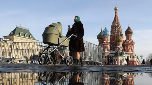 Bilyard xonasida yalangoch Eshak ichida katta top bilan porno