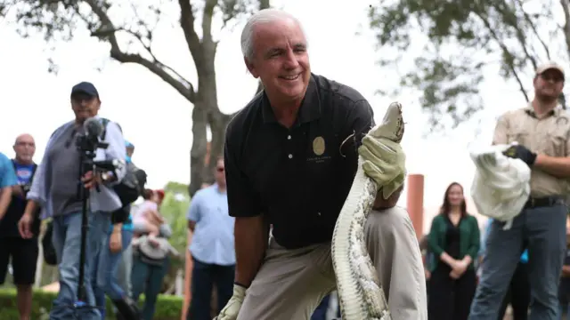 மலைப்பாம்புகளை வேட்டையாடினால் பரிசு